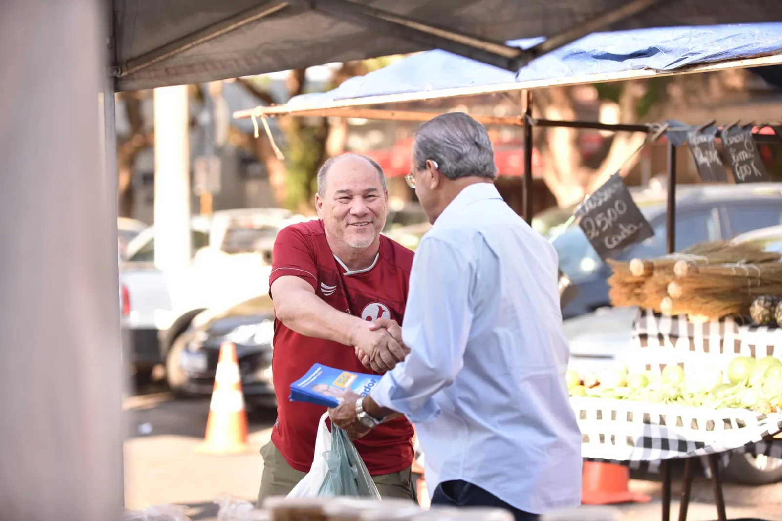 Dilador Borges cumprimentando apoiador na feira
