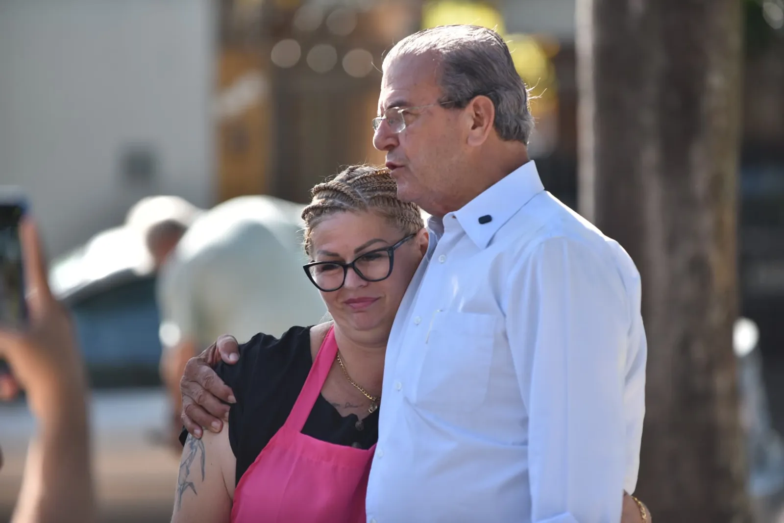 Dilador Borges abraçando comerciante