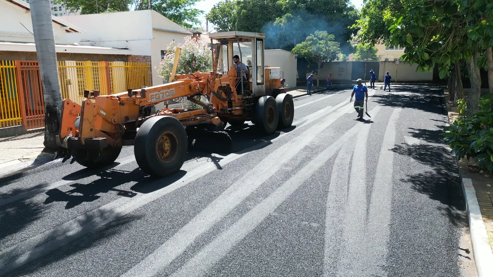 Frente de obra de drenagem em bairro de Araçatuba