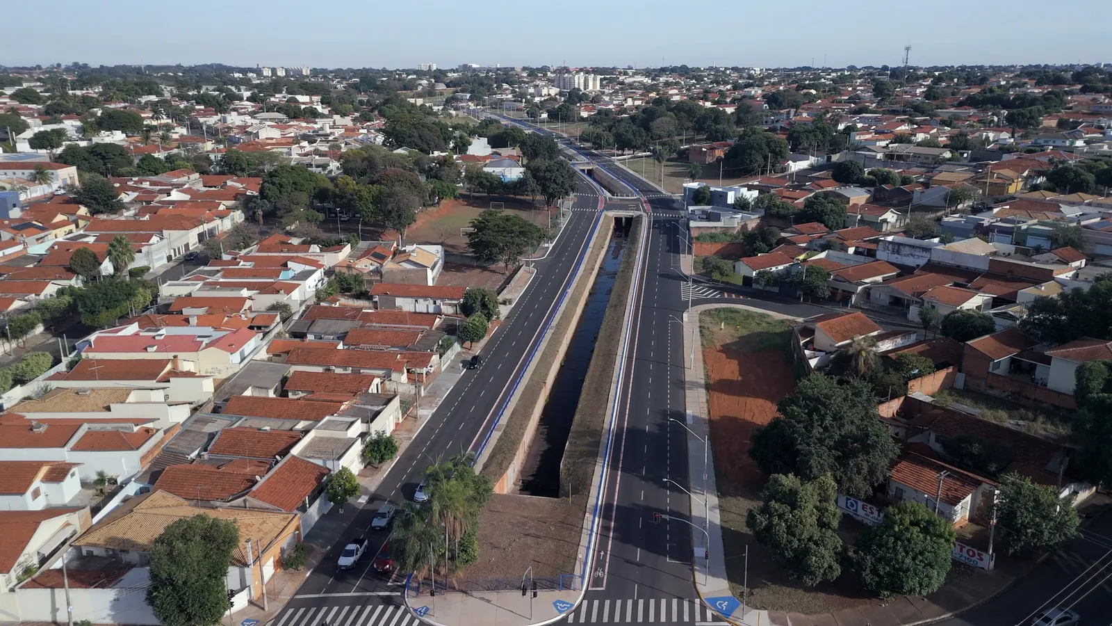 Equipe aplicando asfalto em rua de Araçatuba