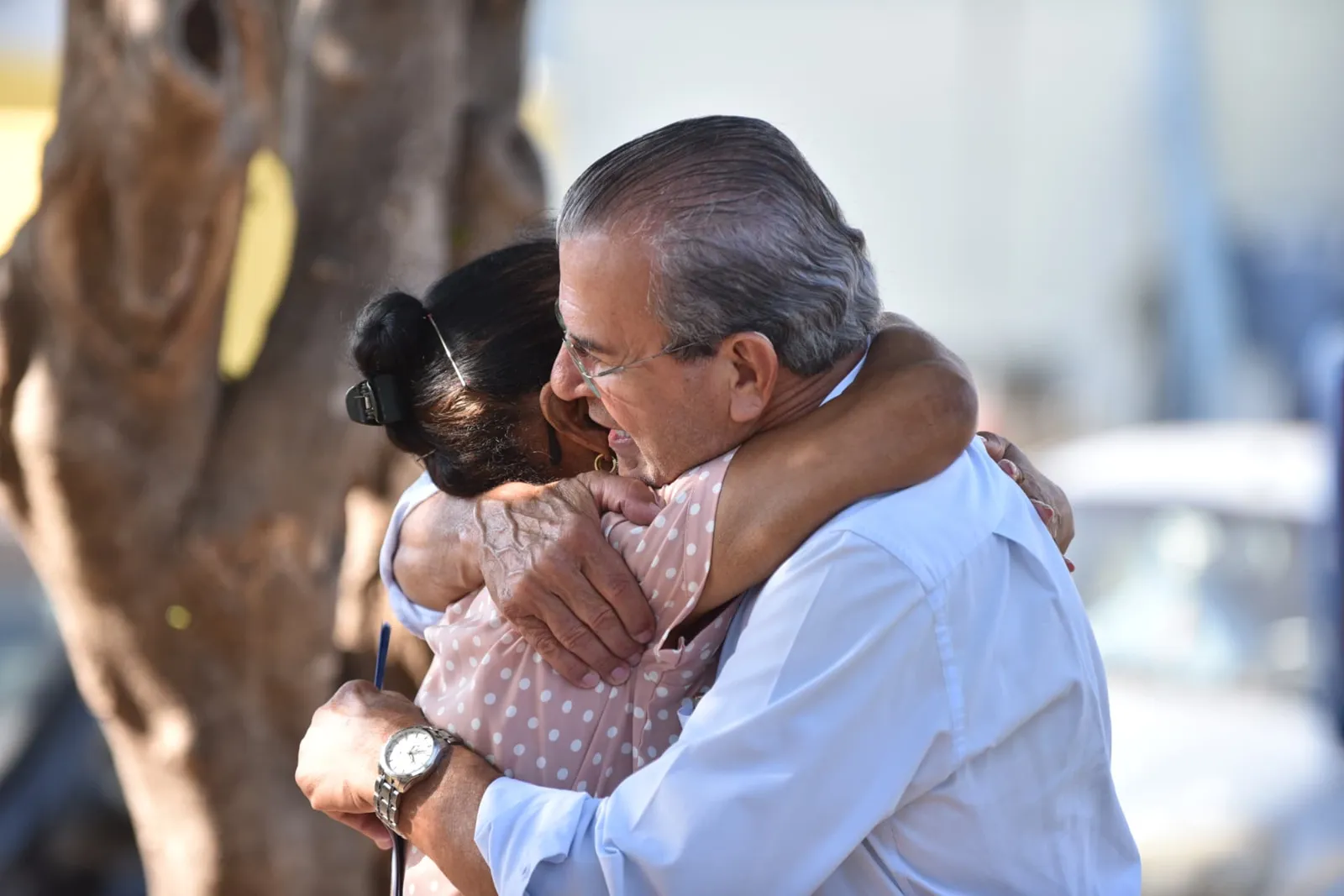 Dilador Borges abraçando moradora de Araçatuba