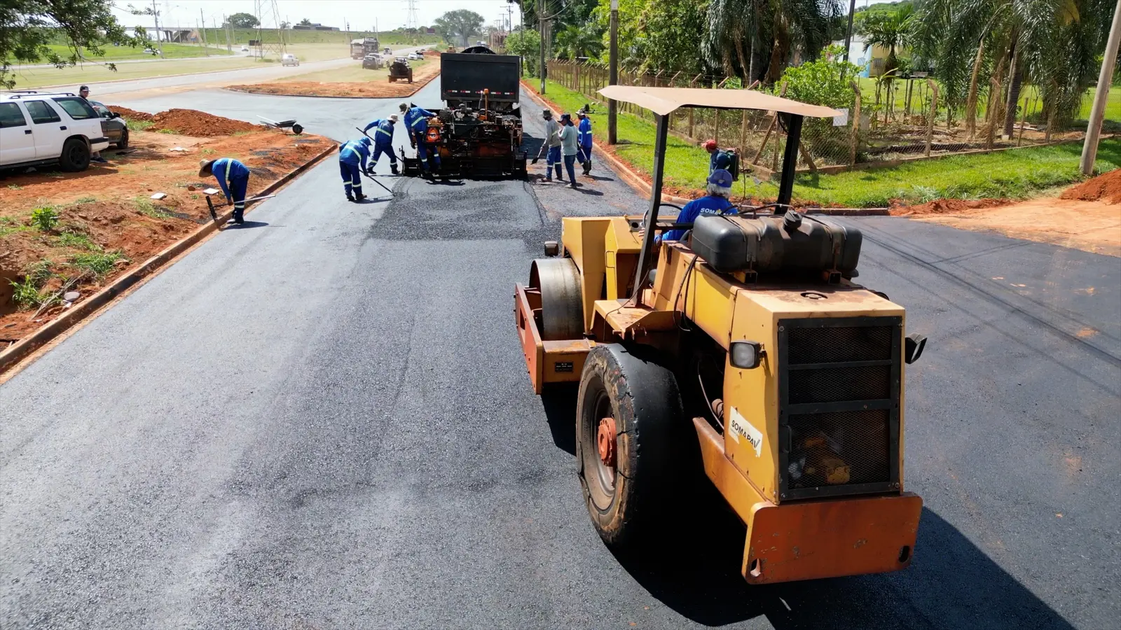 Máquinas da prefeitura trabalhando em obra