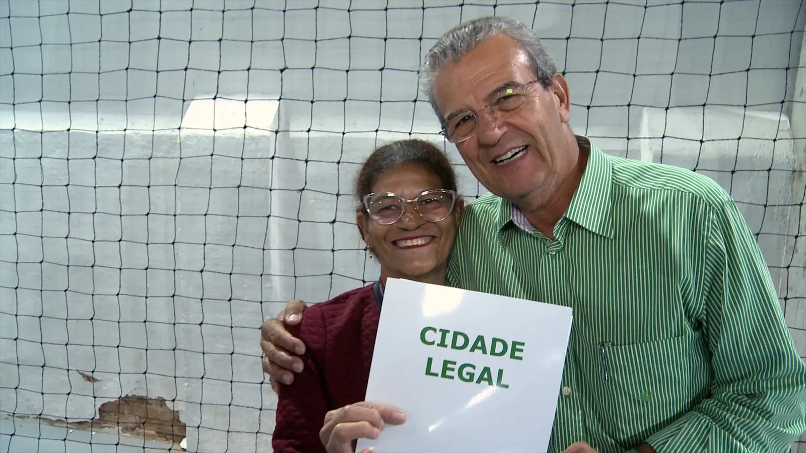 Moradores recebendo escritura do Cidade Legal