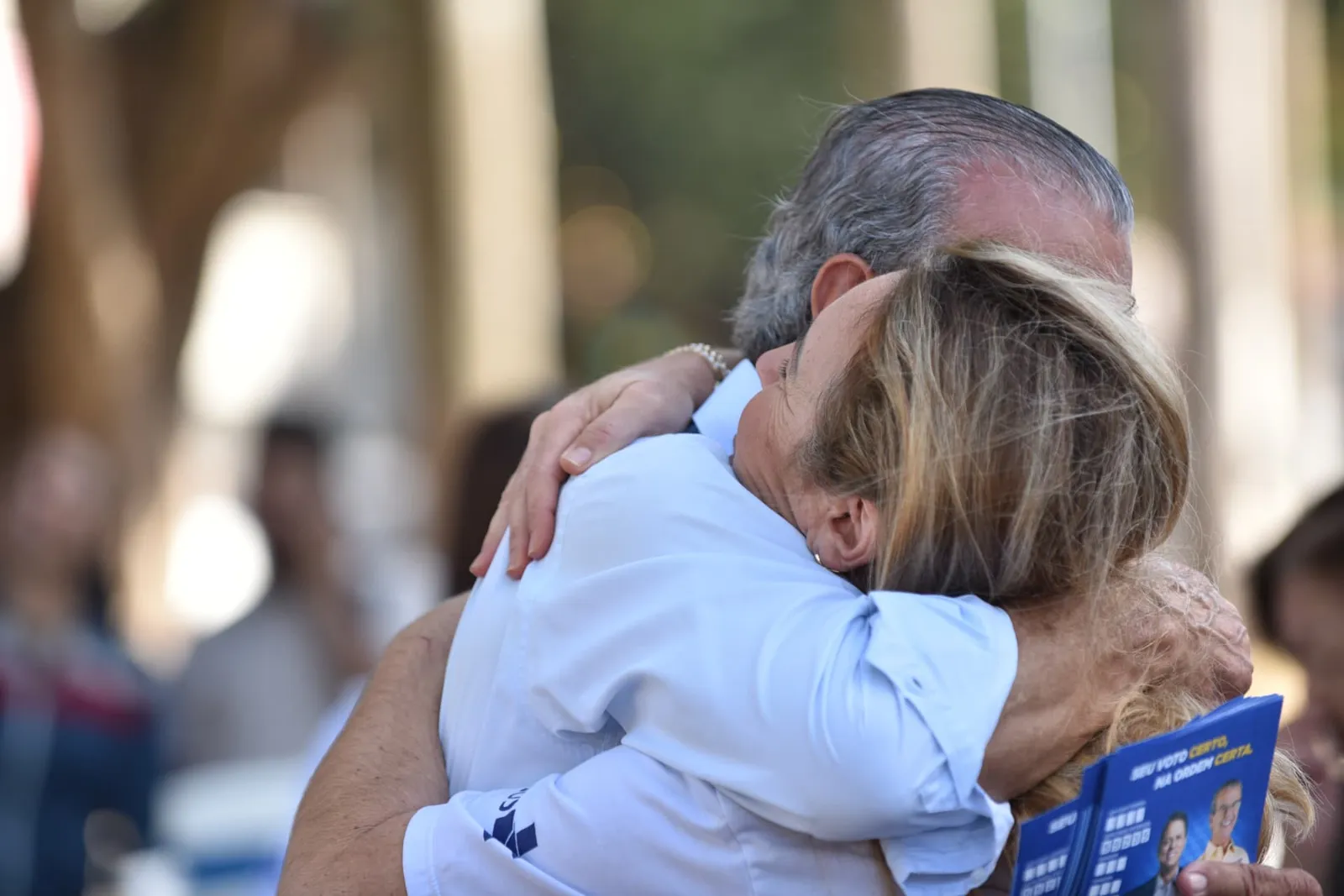 Dilador Borges recebendo abraço de apoiadora