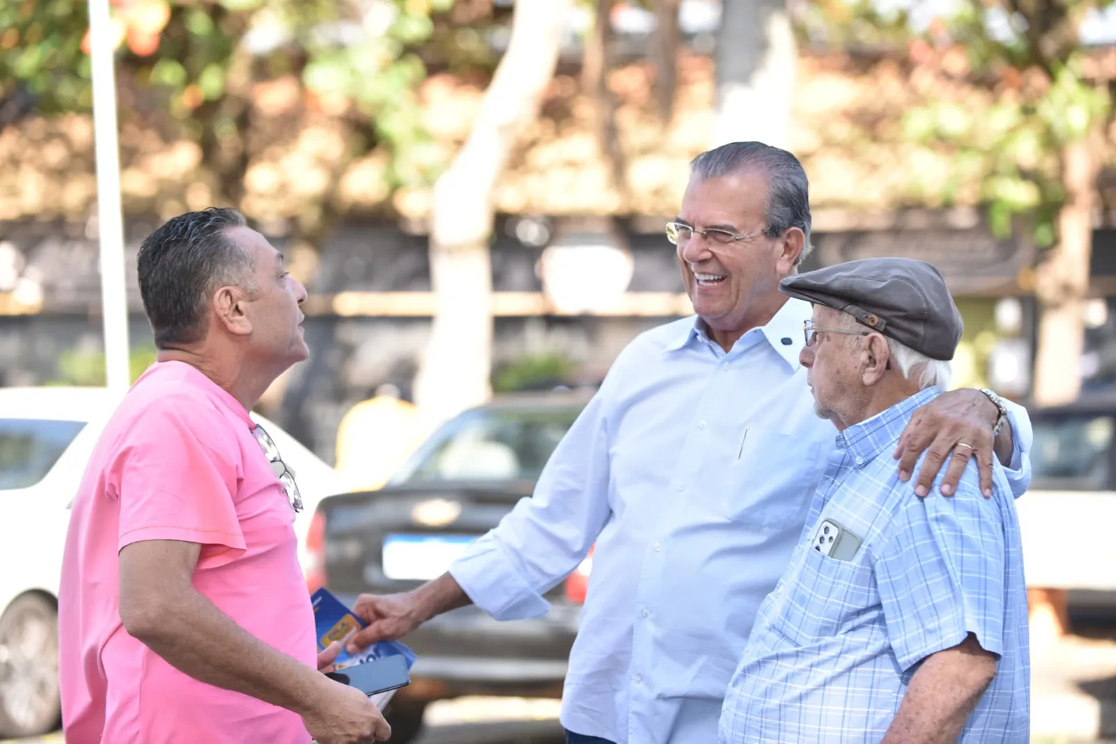 Dilador Borges conversando com moradores na praça