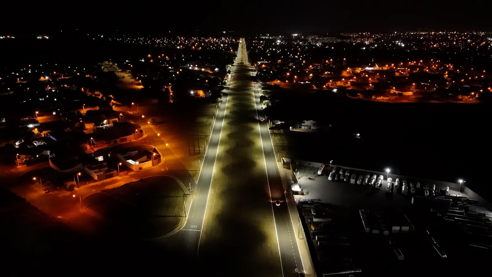 Avenida iluminada em LED à noite
