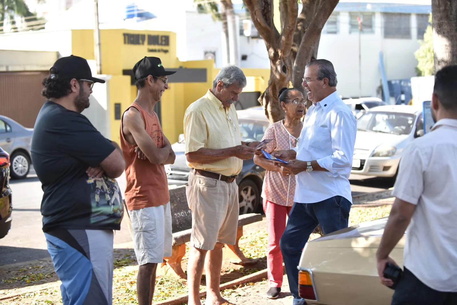 Dilador Borges entregando material de campanha na praça