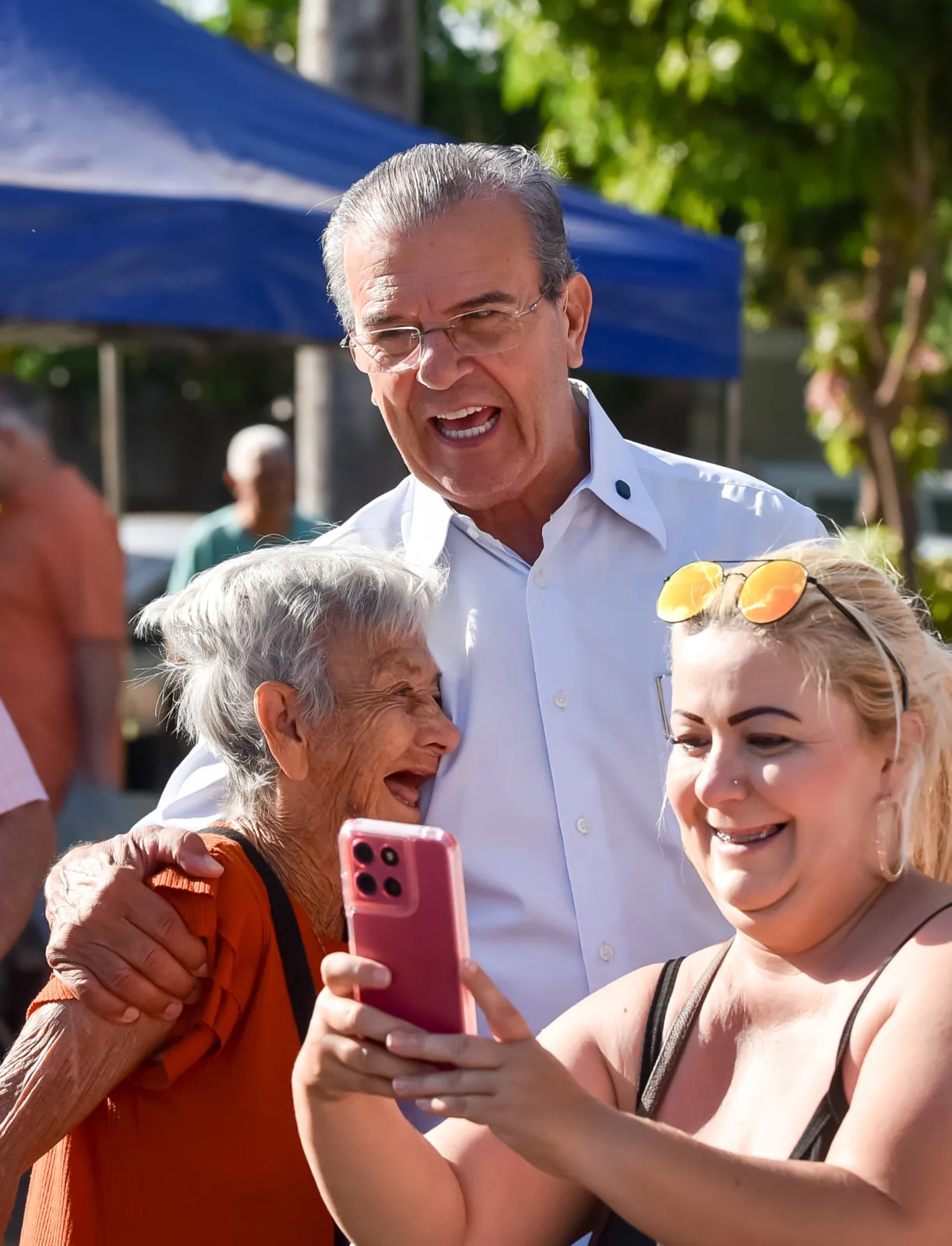 Dilador Borges em selfie com apoiadoras